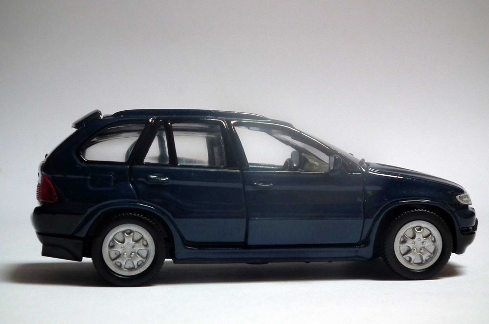 Miniatura BMW X5 (E53) em caixa. Envio grátis.