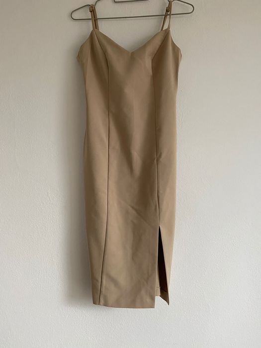 Sukienka bezowa elegancka prosta klasyczna