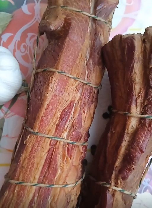 Домашнє копчення свинина та курятина.