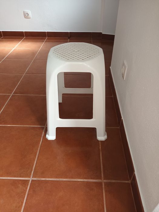 Banco branco de plástico pequeno