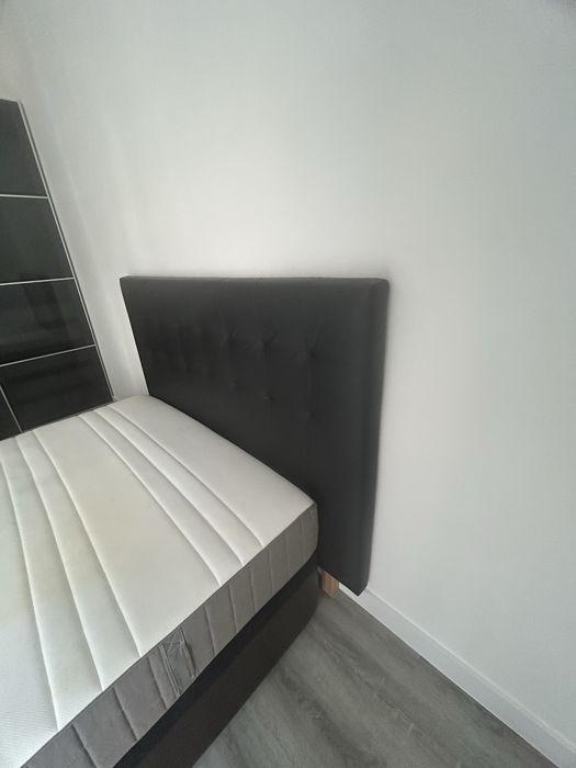 Cabeceira de cama estofada de cor preta