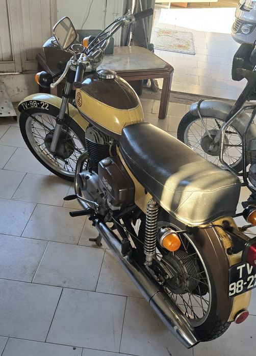 Mota Famel 111, e Motociclo CZ, 170cc, com documentos as duas