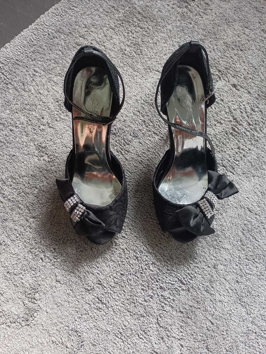 Vendo sapato/sandália cor preto n 35, cerimónia