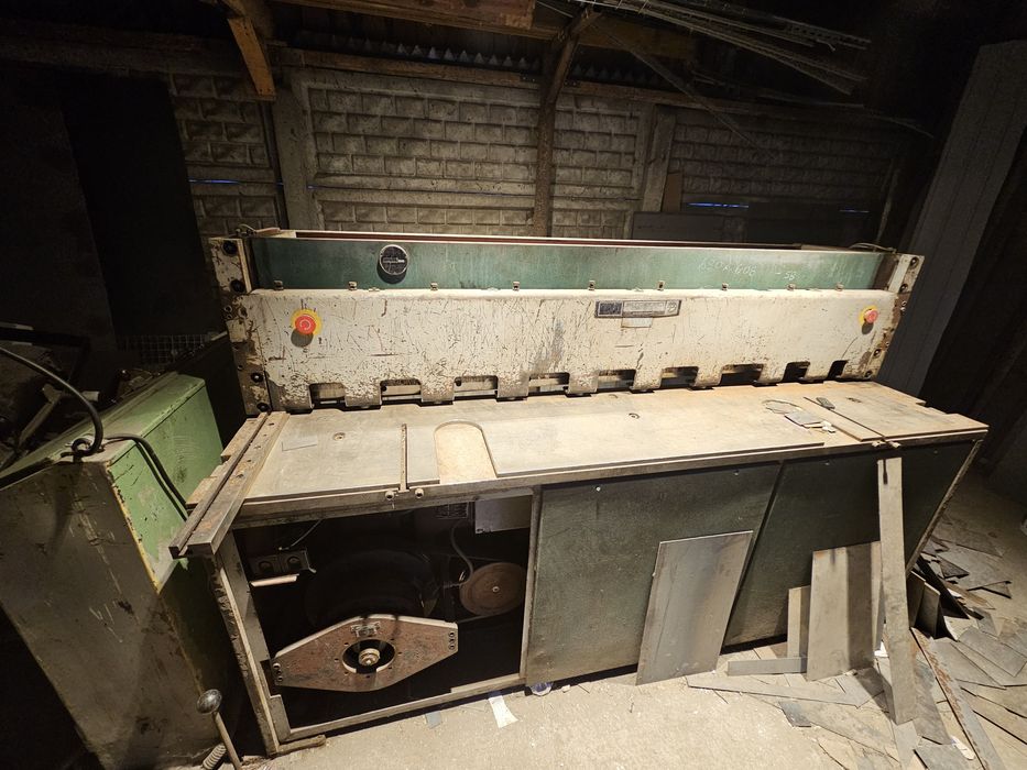 Nożyce  gilotynowe gilotyna do blachy Strojarne  Piesok