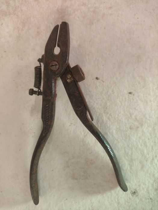 Travador de serrote antigo. Ideal para decoração