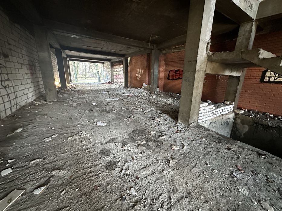 капітальна будівля загальною площею 1 800 м² із земельною ділянкою