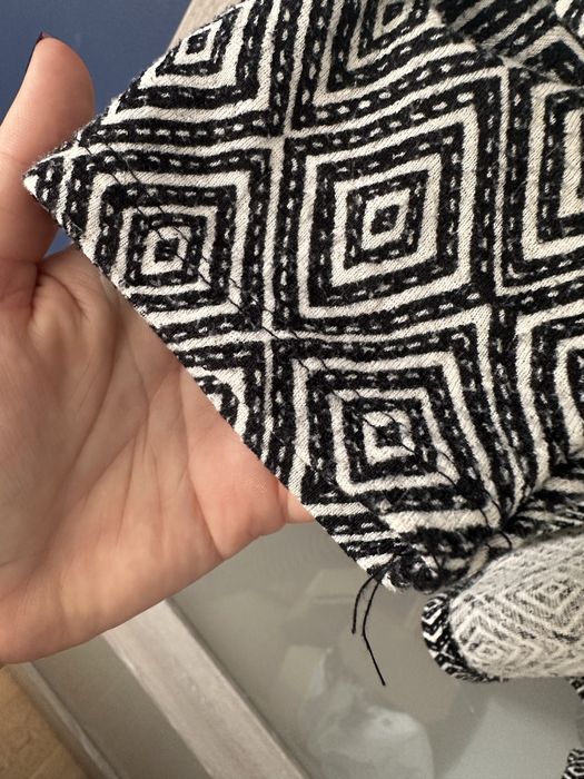 narzutka kardigan H&M m 38 geometryczny biało czarny wzór romby