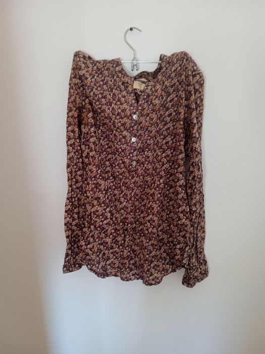 Camisola castanha com flores