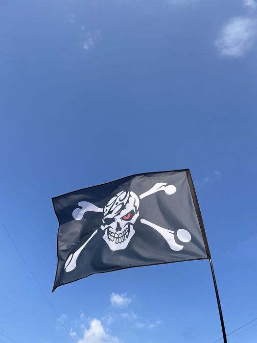 Піратський прапор веселий роджер з черепом червоне око пиратски флаг