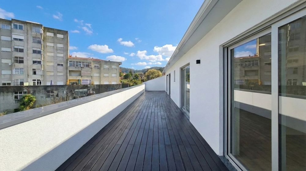 T3 Novo (2025) com Terraço Privativo de 50m – Centro de Amares
Preço: 278.000€ (fixo)