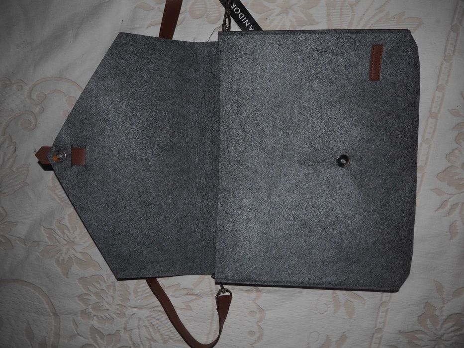 Mala para computador cinzenta em feltro