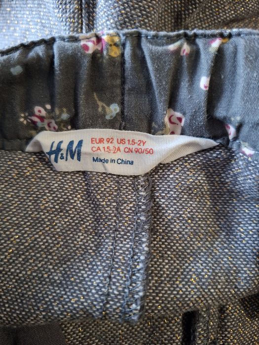 Spodenki H&M ze złotą nitką.