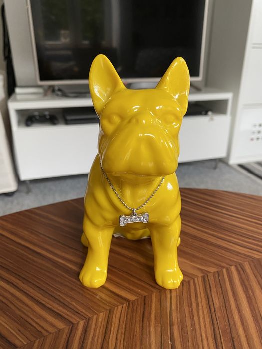 Figurka pies buldog francuski żółty z naszyjnikiem