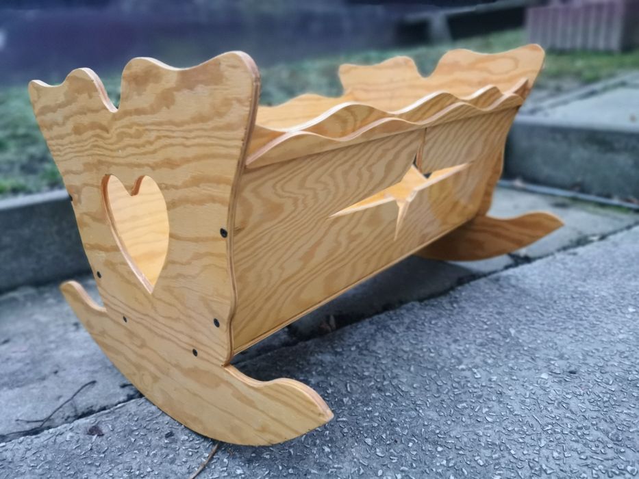 Drewniana kołyska dziecięca