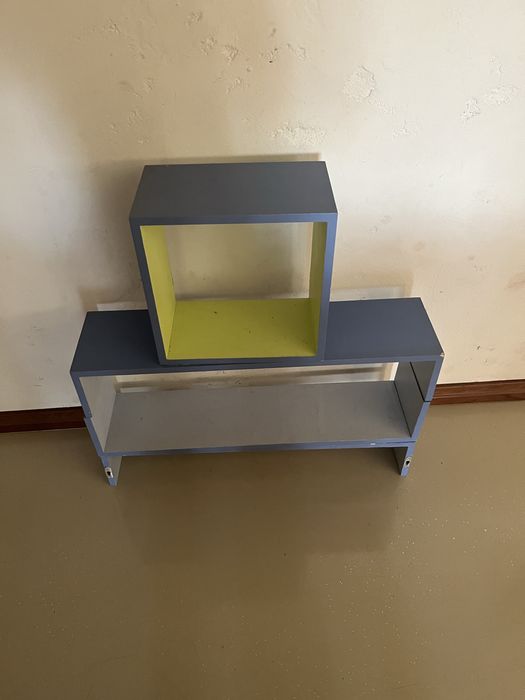 Prateleira de criança