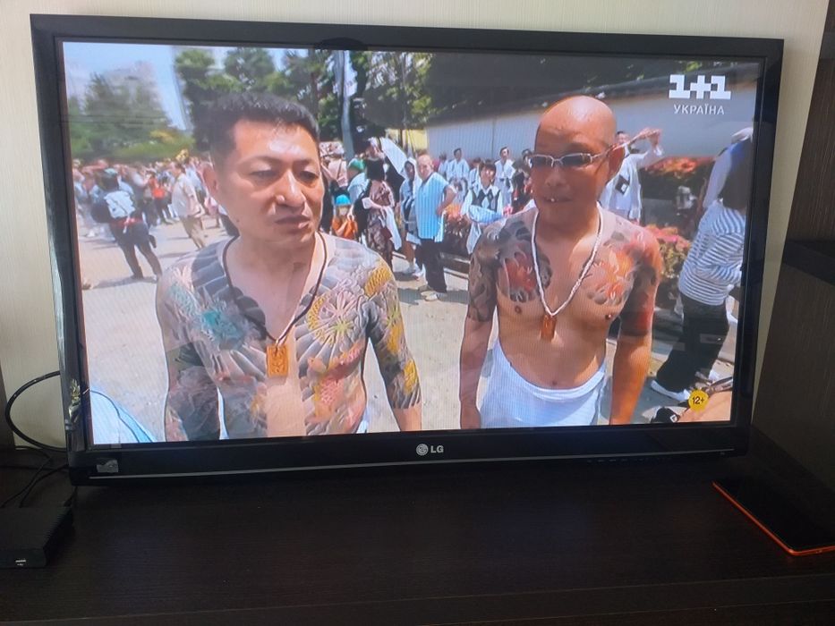 Продам телевизор LG 42"диагонал + крепление на стену