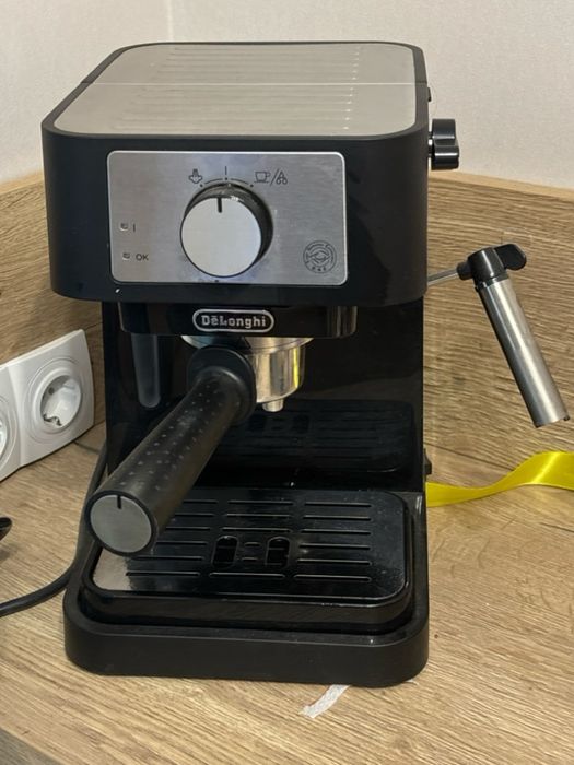 Кавоварка ріжкова Delonghi EC260BK, майже як нова