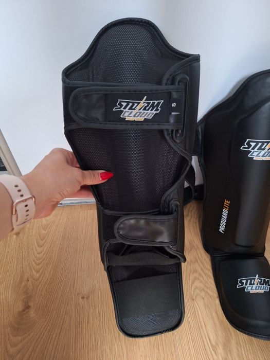 STORMCLOUD ochraniacze piszczeli i stopy.