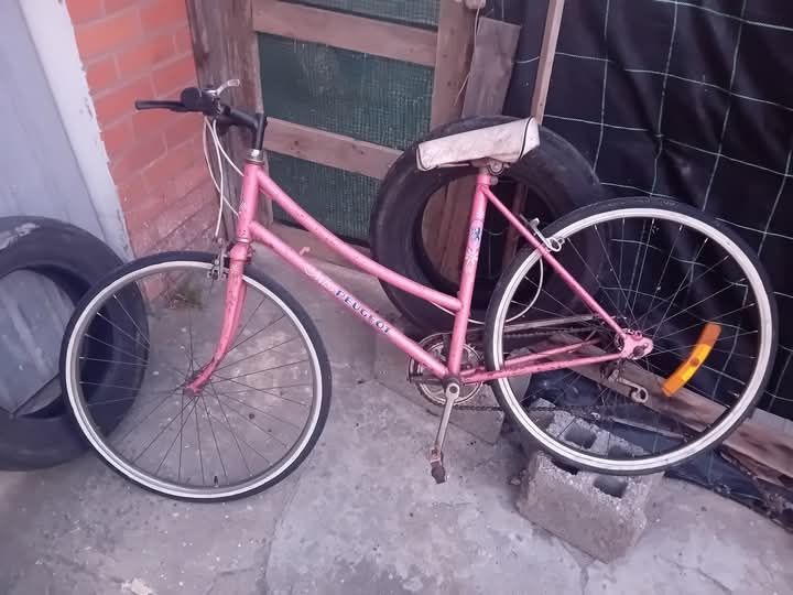 Bicicleta antiga pegeout de senhora pronta a circular
