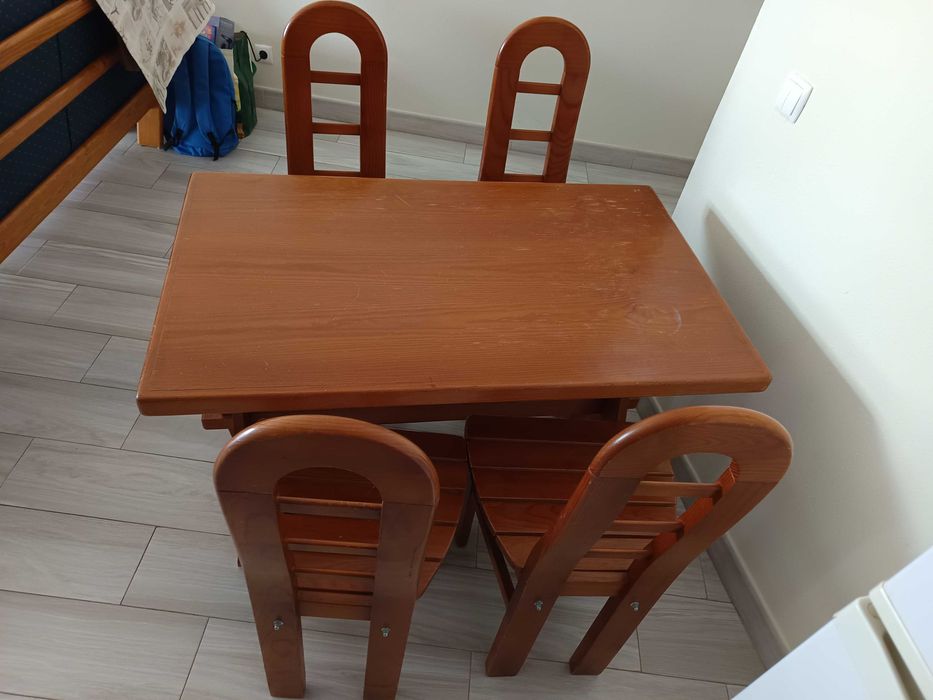 Mesa + 4 cadeiras em madeira