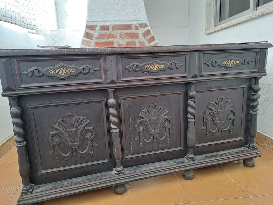 Secretaria, estante de livros e cadeira de braços antiga