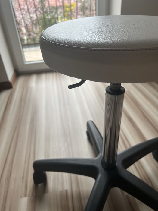 Taboret kosmetyczny na kółkach