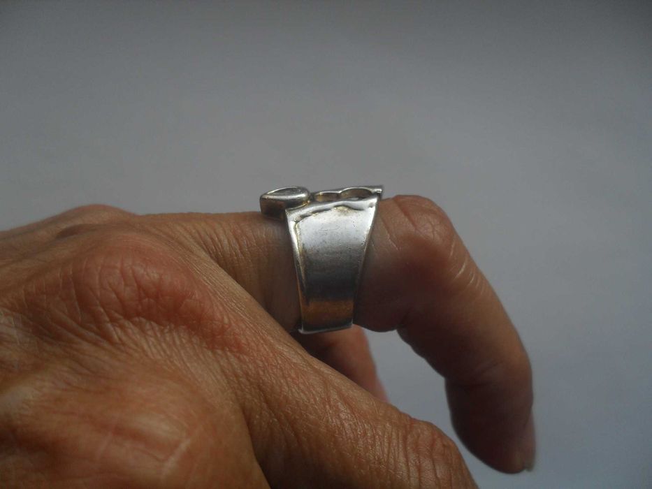 Srebrny duży pierścionek - abstrakcja z kryształem - cena ost