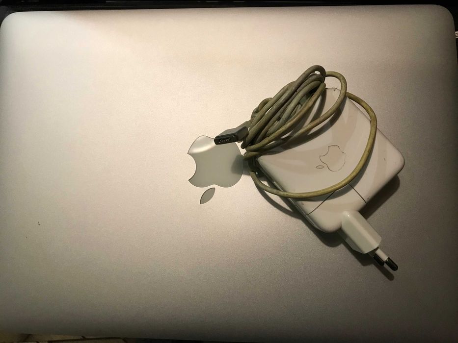 Apple Macbook AIR A1466 i5 4 GB/128 GB 2014 komplet szkoła bat. bdb