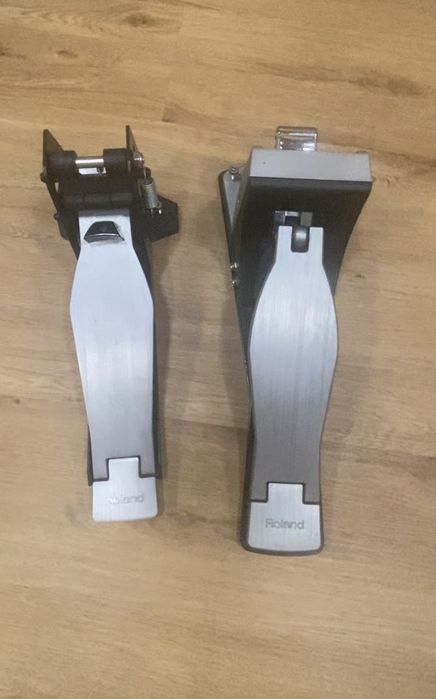 Pedais KT10 e KD9 Roland