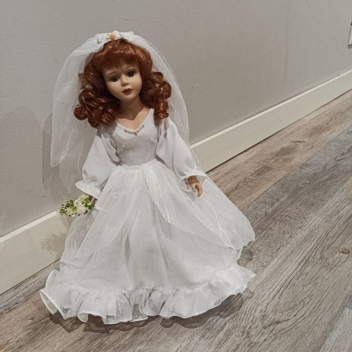Boneca de porcelana antiga noiva