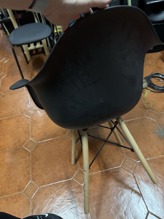 Cadeira de Jantar/Escritório Estilo Eames DAW (Preta com Pernas de Madeira)
