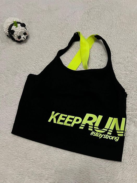 bershka czarny top sportowy z zielonym