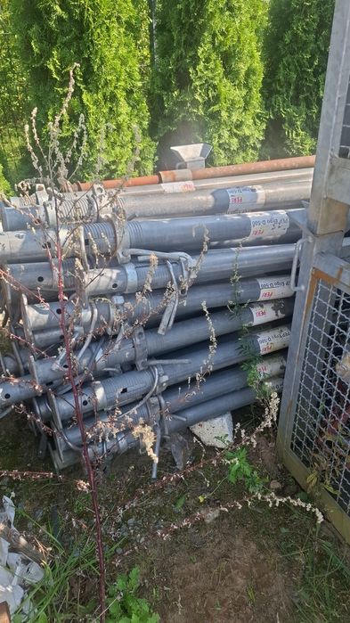 Płyty trójwarstwowe stropowe,dzwigary H20 i podpory stropowe.