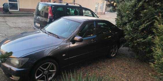 Lexus is 200 2.0