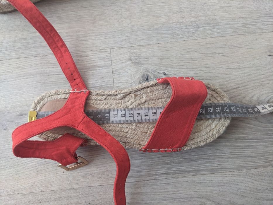 Червоні босоніжки 39