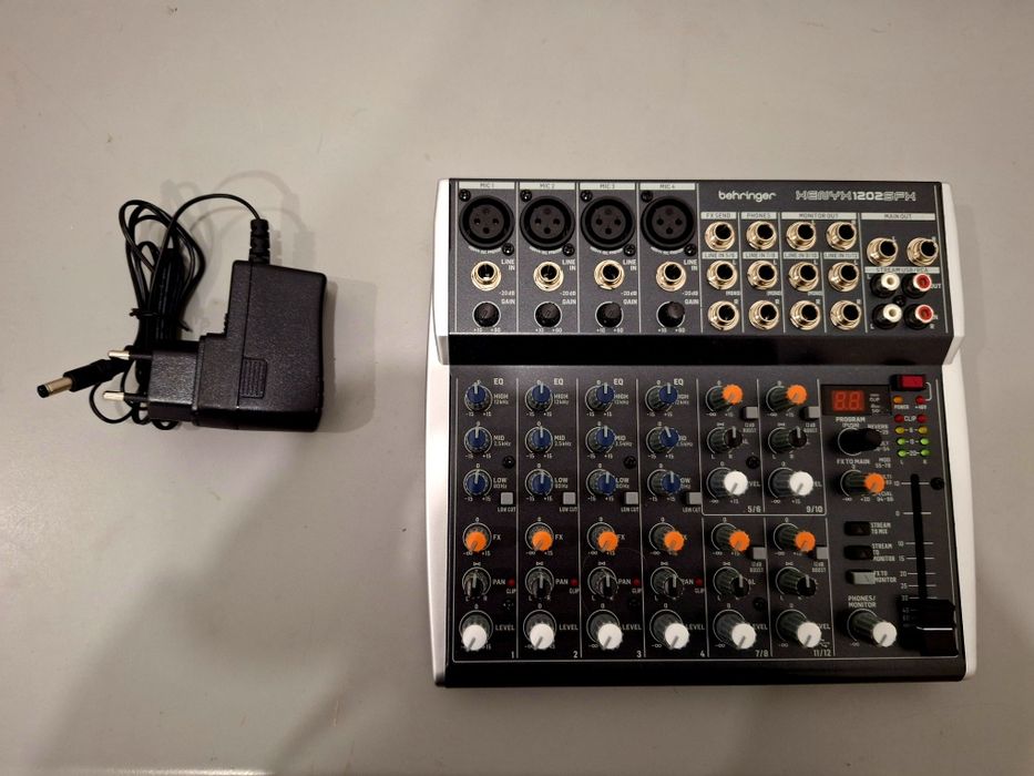 Mesa de Mistura -  Behringer Xenyx 1202SFX