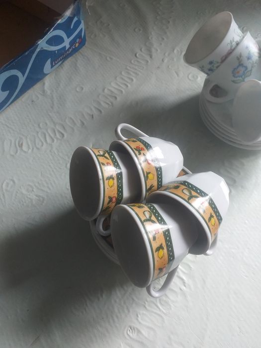 Чашки с блюдцами