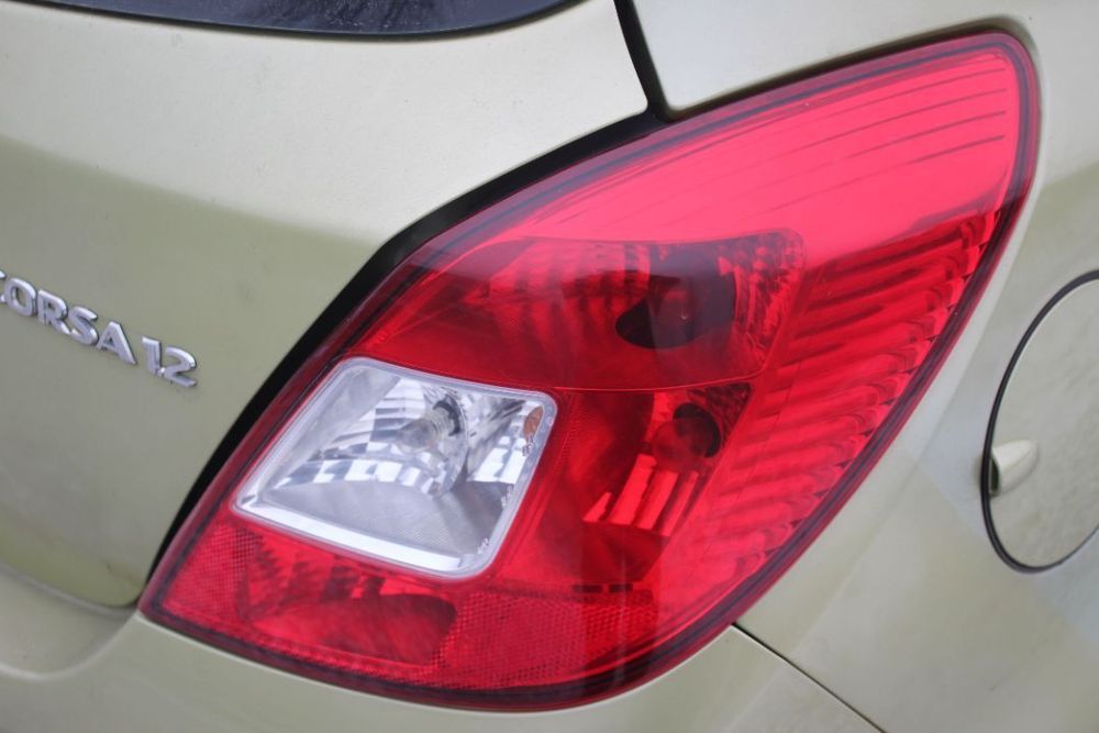 LAMPA TYLNA PRAWA PRAWY TYŁ OPEL CORSA D 5D
