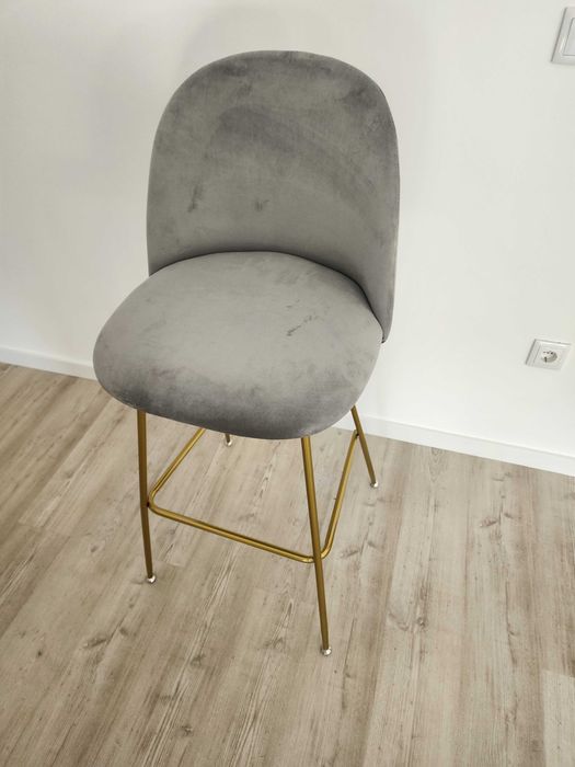 Cadeira de bar, marca Beliani. Nunca usadas.