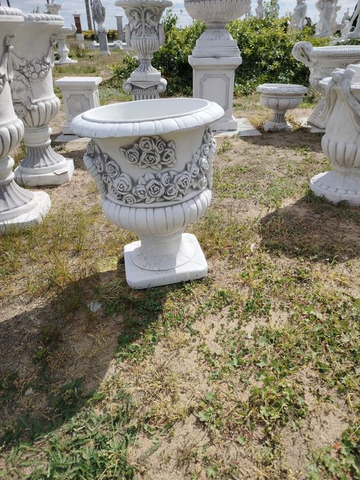 Oryginalne gazony. Biały beton