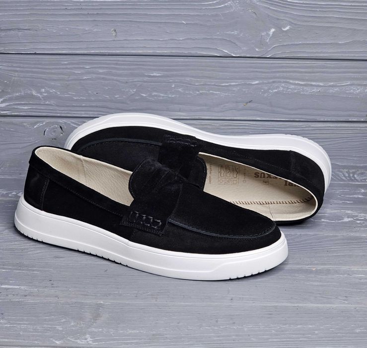 Мужские черные замшевые кожаные закрытые лоферы на светлой подошве!