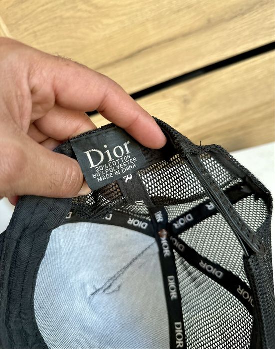 Czapka z daszkiem Dior Trucker Hat – Czarna ze złotym logo, Regulowana