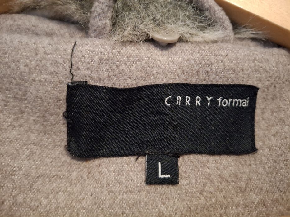 Płaszcz damski z futrzanym kołnierzem L