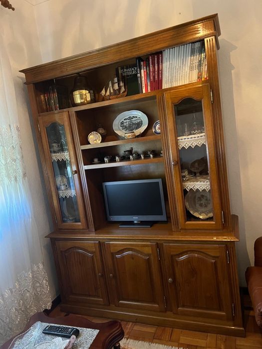 Movel de sala de estar para TV, com 3 portas fechadas.
