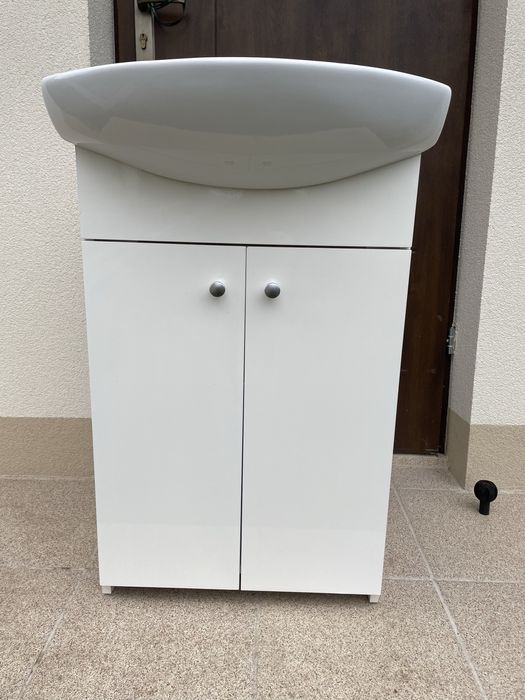 Sprzedam umywalke z szafką.