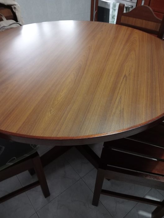 Mesa de cozinha em mogno