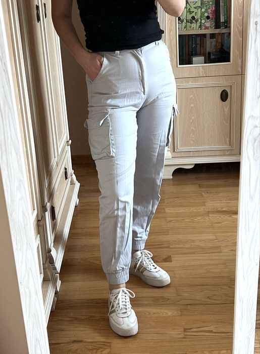 Spodnie bawełniane joggery cargo jasne sportowe ze ściągaczem
