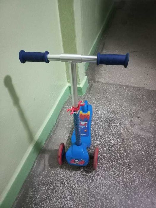 Hulajnoga trzykołowa