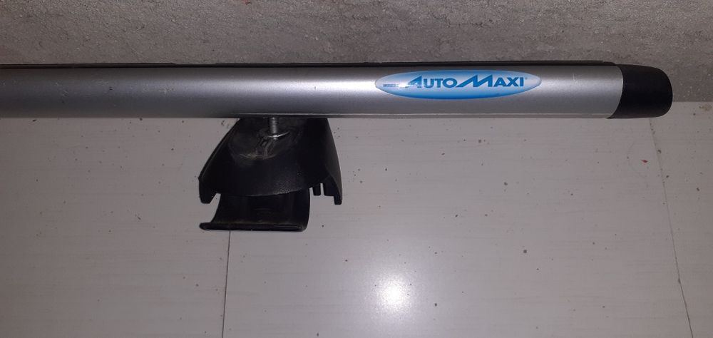 Vendo barras de tejadilho, com um seport para bicicleta.