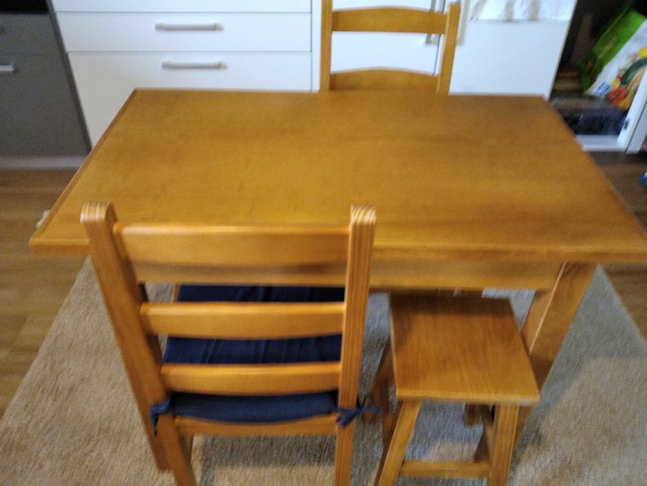 Mesa com duas Cadeiras e dois bancos em Madeira Pinho